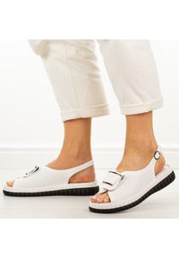 Białe skórzane sandały damskie T.Sokolski 475. Okazja: na co dzień. Kolor: biały. Materiał: skóra. Wzór: aplikacja. Sezon: wiosna, lato. Styl: casual, elegancki #1