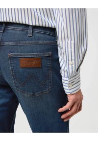 Wrangler - MESKIE SPODNIE WRANGLER GREENSBORO MARINE TINT 112371009. Styl: marine #3
