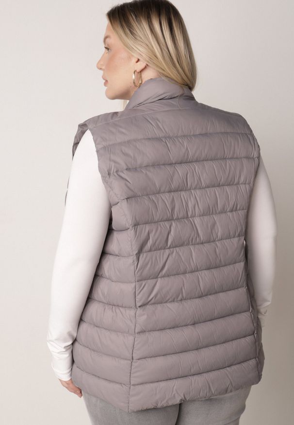 Born2be - Szara Pikowana Kamizelka Przejściowa ze Stójką Edanwen. Typ kołnierza: kołnierzyk stójkowy. Kolekcja: plus size. Kolor: szary. Materiał: jeans, nylon. Styl: klasyczny