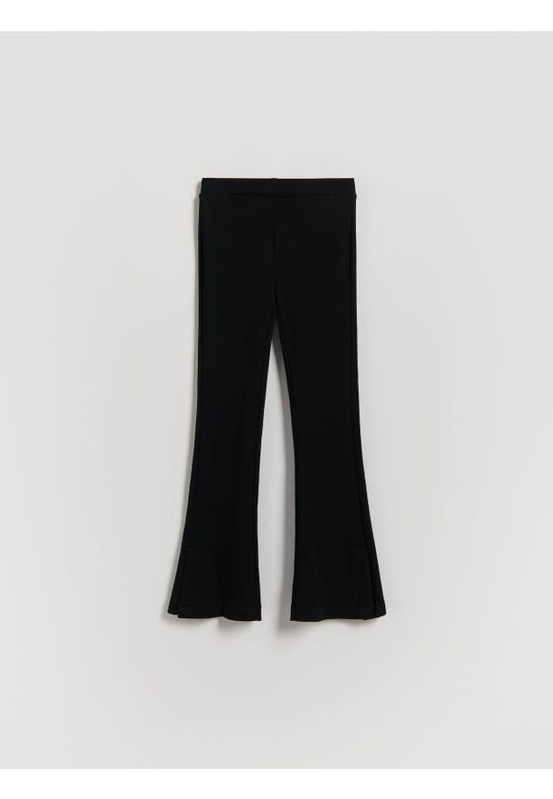 Reserved - Prążkowane legginsy flared - czarny. Kolor: czarny. Materiał: prążkowany