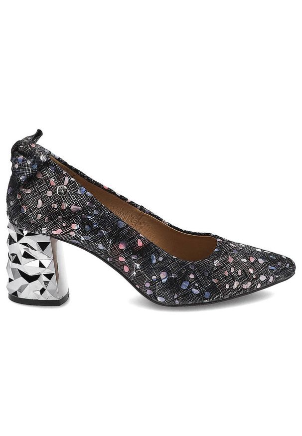 Czarne Czółenka Maciejka Damskie Eleganckie Buty. Okazja: na co dzień. Zapięcie: bez zapięcia. Kolor: czarny. Szerokość cholewki: normalna. Wzór: geometria, kolorowy, aplikacja, nadruk. Materiał: zamsz, skóra. Obcas: na obcasie. Styl: elegancki. Wysokość obcasa: średni