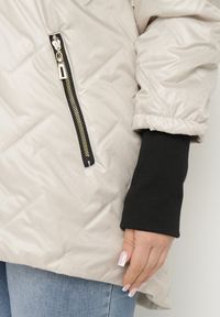 Born2be - Jasnobeżowa Kurtka Pikowana z Odpinanym Kapturem z Dłuższym Tyłem Rivselia. Okazja: na co dzień. Kolor: szary. Materiał: tkanina. Długość: długie. Wzór: aplikacja. Sezon: zima. Styl: casual, klasyczny #4