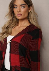 Renee - Czerwony Długi Kardigan w Kratę z Ozdobną Broszką i Kapturem Terilinda. Okazja: na co dzień. Kolor: czerwony. Materiał: jeans, bawełna. Długość: długie. Styl: klasyczny, casual, elegancki #4