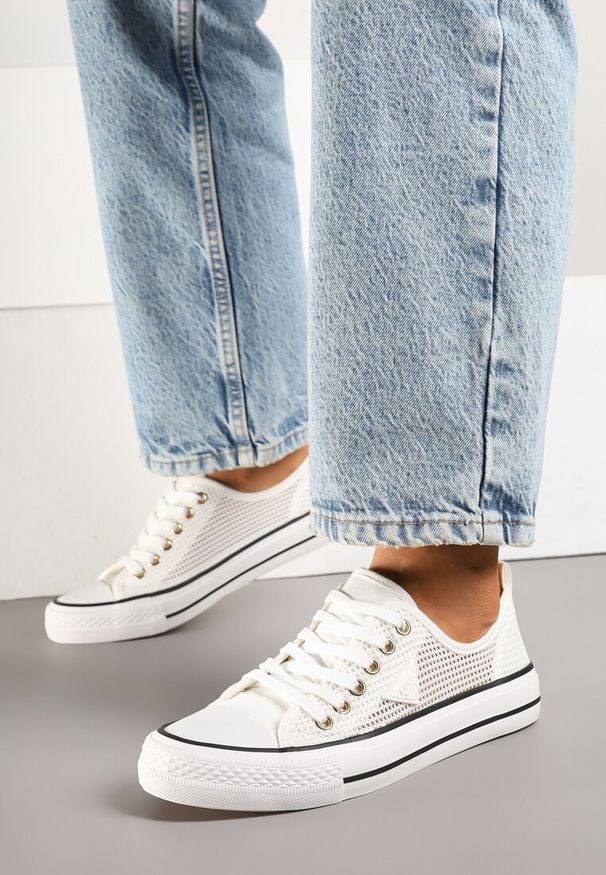 Renee - Białe Szydełkowe Trampki o Klasycznym Fasonie Vovessa. Okazja: na co dzień. Kolor: biały. Materiał: jeans. Szerokość cholewki: normalna. Styl: klasyczny