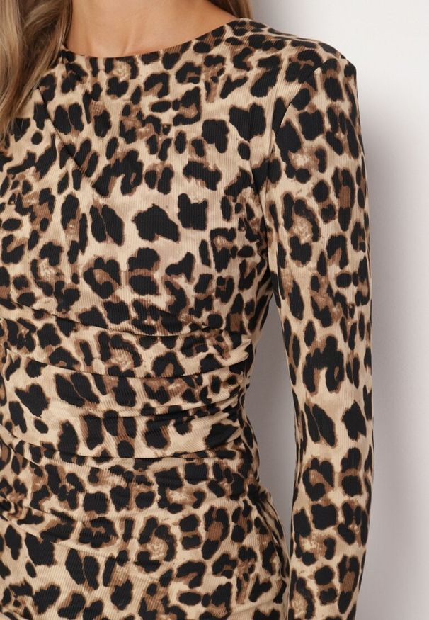 Born2be - Ciemnobeżowa Panterkowa Dopasowana Sukienka z Usztywnioną Linią Ramion Nikiola. Kolor: beżowy. Wzór: motyw zwierzęcy. Typ sukienki: dopasowane. Styl: wizytowy, klasyczny