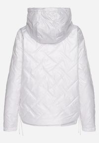 Born2be - Biała Kurtka Pikowana z Odpinanym Kapturem i Ściągaczami po Bokach Nusarianis. Okazja: na co dzień, na spacer. Kolor: biały. Materiał: jeans. Długość rękawa: długi rękaw. Długość: długie. Styl: casual, elegancki #2