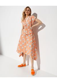 Kenzo - KENZO - Pomarańczowa sukienka w kwiaty. Kolor: pomarańczowy. Materiał: materiał. Wzór: kwiaty. Typ sukienki: asymetryczne. Długość: midi