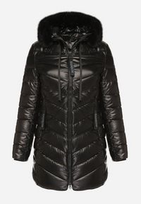 Born2be - Czarna Pikowana Kurtka z Kapturem z Futerkiem Zorria. Typ kołnierza: kaptur. Kolekcja: plus size. Kolor: czarny. Materiał: futro. Wzór: aplikacja
