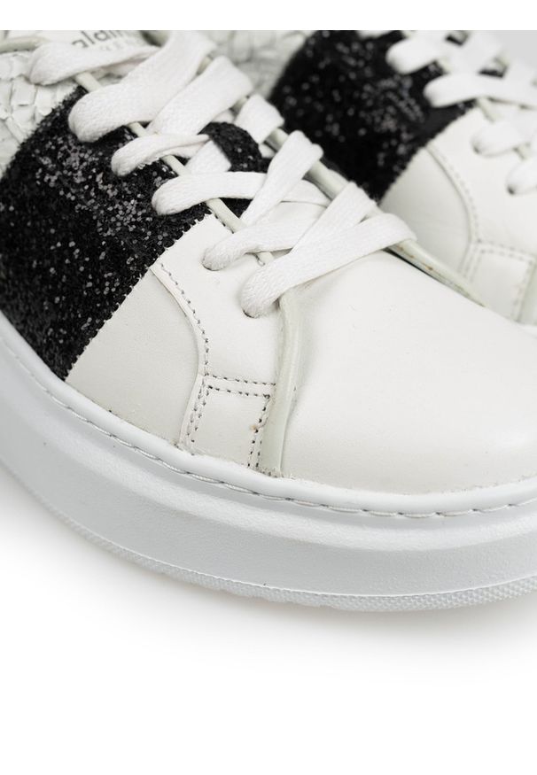 Baldinini Sneakersy | DE0412T10NA | Kobieta | Biały. Kolor: biały. Materiał: skóra. Wzór: aplikacja