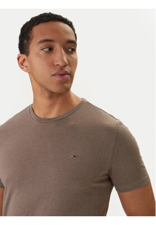Tommy Jeans T-Shirt DM0DM20363 Beżowy Slim Fit. Kolor: beżowy. Materiał: bawełna