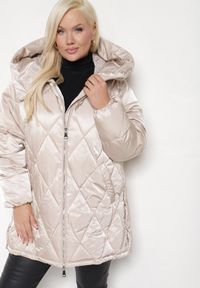 Born2be - Jasnobeżowa Pikowana Kurtka z Rozcięciami na Napy i z Kapturem ze Ściągaczami Letamira. Okazja: na co dzień. Typ kołnierza: kaptur. Kolekcja: plus size. Kolor: beżowy. Materiał: jeans. Długość rękawa: długi rękaw. Długość: długie. Styl: elegancki, casual #7