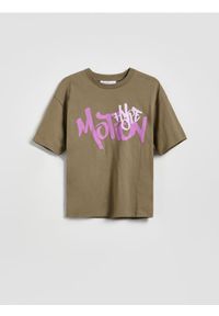 Reserved - Bawełniany t-shirt z nadrukiem - warm olive. Materiał: bawełna. Wzór: nadruk #1