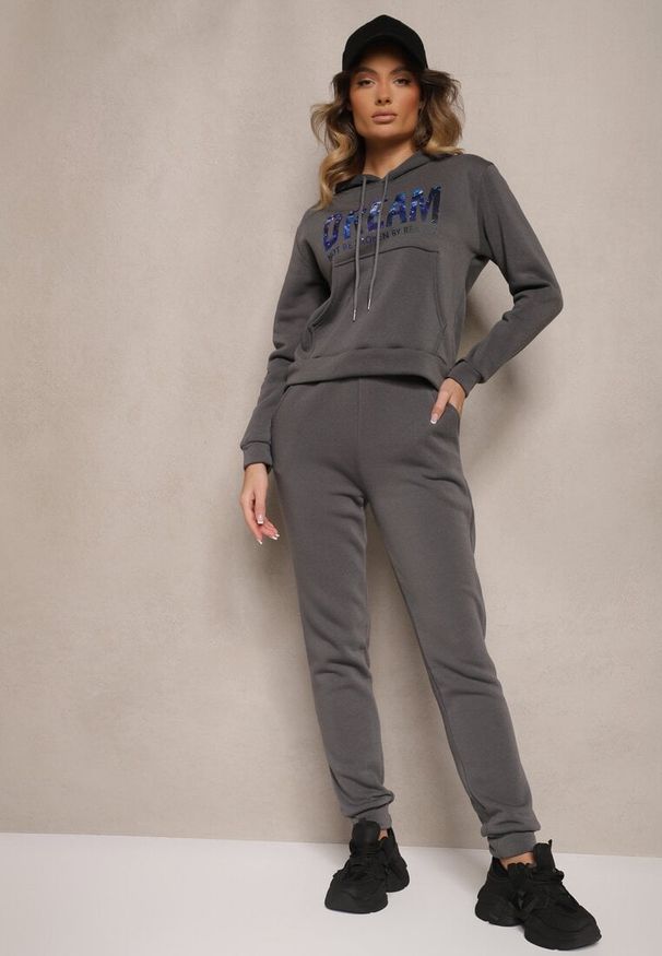 Renee - Ciemnoszary Ocieplany Komplet Dresowy Bawełniany Spodnie Joggery i Bluza Zdobiona Nadrukiem Filoira. Kolor: szary. Materiał: bawełna, dresówka. Wzór: aplikacja, nadruk