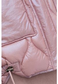 Guess kurtka damska kolor fioletowy zimowa. Kolor: fioletowy. Materiał: tkanina. Wzór: gładki. Sezon: zima
