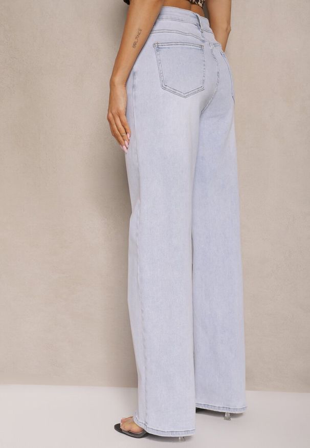 Renee - Jasnoniebieskie Jeansy z Bawełny High Waist o Szerokim Kroju Tunissa. Okazja: na co dzień. Stan: podwyższony. Kolor: niebieski. Styl: elegancki, casual