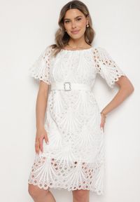 Born2be - Biała Ażurowa Sukienka z Bawełną i Paskiem z Klamrą Mimixa. Okazja: na co dzień. Kolor: biały. Materiał: bawełna. Długość rękawa: krótki rękaw. Wzór: ażurowy. Typ sukienki: proste. Styl: casual, klasyczny #3
