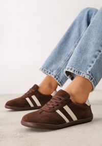 Renee - Brązowe Sneakersy w Stylu Barefoot z Szerokim Noskiem z Imitacji Zamszu Ozdobione Paskami Canne. Okazja: na co dzień. Zapięcie: pasek. Kolor: brązowy. Materiał: zamsz. Wzór: aplikacja #1