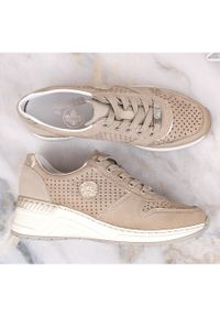 Buty damskie sportowe na koturnie ażurowe beżowe Rieker N4346-60 beżowy. Kolor: beżowy. Wzór: ażurowy. Obcas: na koturnie #4