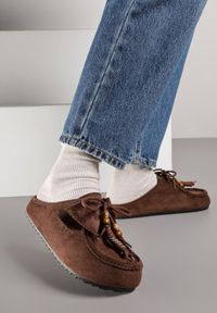 Renee - Bordowe Klapki Boat Shoes z Imitacji Zamszu z Kokardą i Koralikami Lodlia. Okazja: na co dzień. Kolor: czerwony. Materiał: zamsz. Wzór: paski. Styl: casual