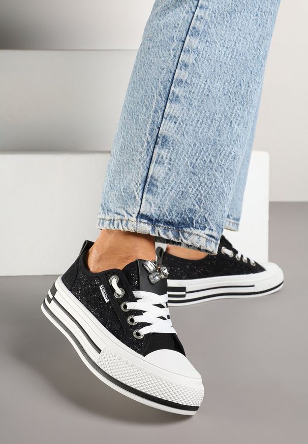 Renee - Czarne Trampki na Platformie z Cyrkoniami i Koronką Nusilwen. Okazja: na co dzień. Kolor: czarny. Materiał: koronka. Wzór: koronka. Obcas: na platformie. Styl: casual