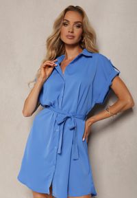 Renee - Niebieska Rozkloszowana Sukienka Koszulowa z Materiałowym Paskiem w Talii Vikira. Okazja: na co dzień. Kolor: niebieski. Materiał: materiał. Typ sukienki: koszulowe. Styl: casual #4