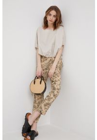 Sisley spodnie damskie kolor beżowy proste high waist. Okazja: na co dzień. Stan: podwyższony. Kolor: beżowy. Materiał: tkanina, wiskoza. Styl: casual
