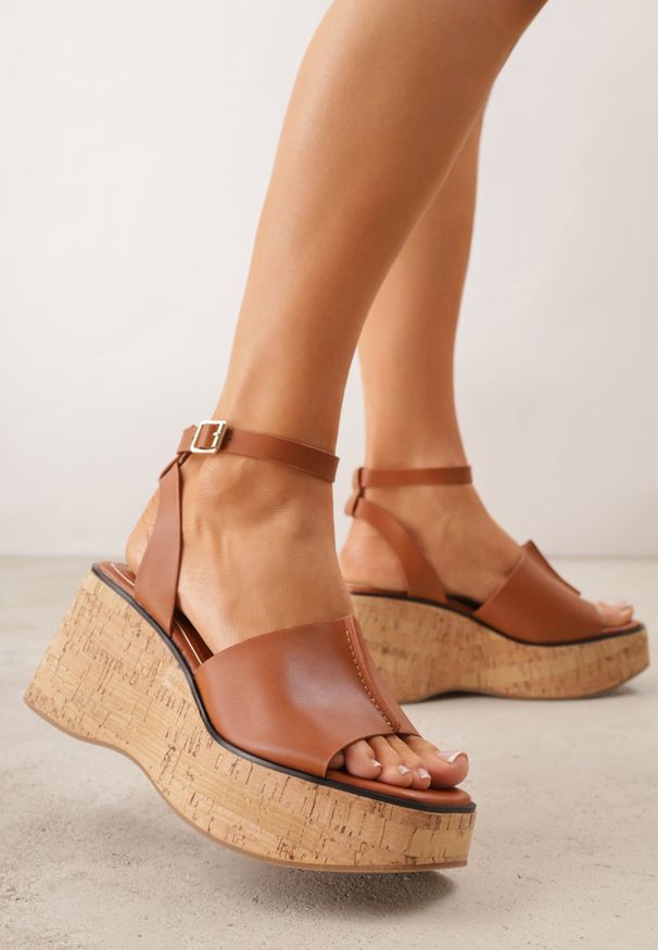 Renee - Brązowe Sandały z Klamerką VICES na Koturnie Stylizowanym na Drewniany Lynnoris. Okazja: na imprezę, na co dzień. Zapięcie: pasek. Kolor: brązowy. Sezon: lato. Obcas: na koturnie. Styl: boho, casual