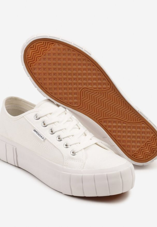Renee - Białe Trampki na Tłoczonej Platformie Maivoria. Okazja: na co dzień. Kolor: biały. Materiał: jeans. Obcas: na platformie. Styl: casual