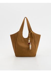 Reserved - Zamszowa torebka shopper z zawieszką - brązowy. Kolor: brązowy. Materiał: zamszowe #1