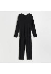 Reserved - Wiskozowa piżama z koronką - Czarny. Kolor: czarny. Materiał: wiskoza, koronka. Wzór: koronka #1