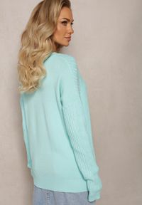 Renee - Jasnoniebieski Sweter z Tłoczeniami o Klasycznym Fasonie Sigune. Kolor: niebieski. Wzór: jednolity. Sezon: jesień, zima. Styl: klasyczny #4