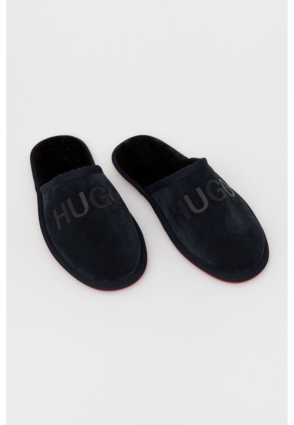 Hugo Kapcie zamszowe Cozy kolor granatowy. Kolor: niebieski. Materiał: zamsz. Wzór: gładki
