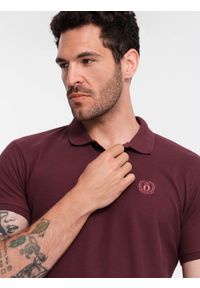 Ombre Clothing - Męska jednokolorowa koszulka polo BASIC z dzianiny pique - bordowa V10. Okazja: na co dzień. Typ kołnierza: polo. Kolor: czerwony. Materiał: dzianina. Wzór: haft, aplikacja, jednolity. Styl: sportowy, wizytowy, casual #4