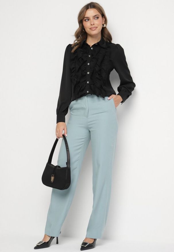 Born2be - Czarna Koszula z Ozdobnymi Guzikami i Falbankami Zdobiona Cyrkoniami Deliael. Okazja: na spotkanie biznesowe. Typ kołnierza: kołnierz z falbankami. Kolor: czarny. Wzór: aplikacja. Sezon: lato. Styl: biznesowy, elegancki