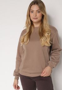 Born2be - Ciemnobeżowa Bluza z Bawełną Ozdobiona Przeszyciami Fezoria. Okazja: na co dzień. Kolor: beżowy. Materiał: bawełna. Wzór: aplikacja. Styl: casual, klasyczny #1