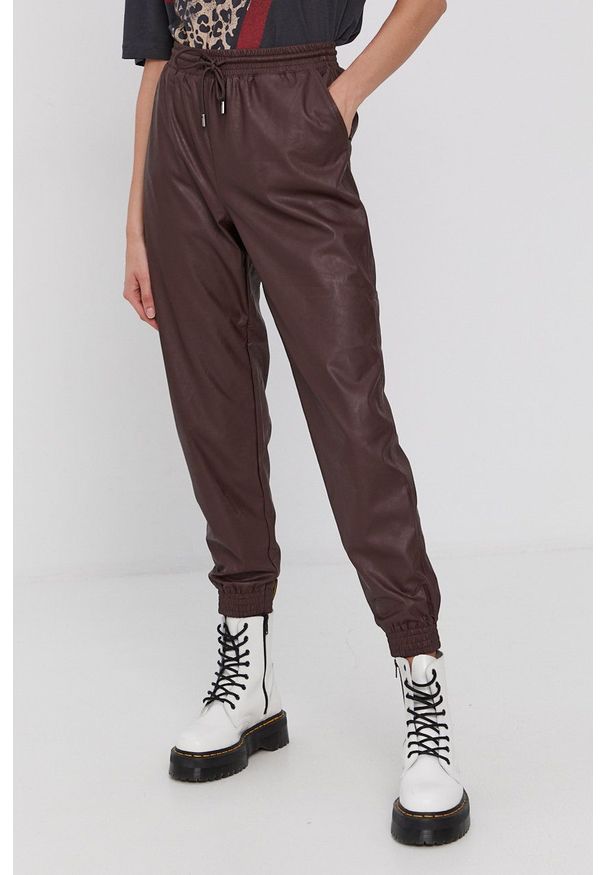 only - Only Spodnie damskie kolor brązowy joggery high waist. Stan: podwyższony. Kolor: czerwony. Materiał: materiał