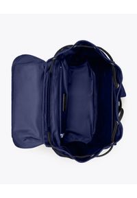 Tory Burch - TORY BURCH - Granatowy plecak Flap. Kolor: niebieski. Materiał: nylon. Wzór: aplikacja, paski #3