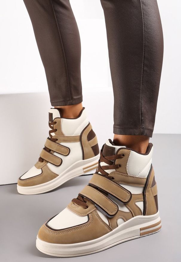 Renee - Ciemnobeżowe Sneakersy na Ukrytym Koturnie Zapięcie na Rzep Dodatkowo Sznurowane z Ozdobnymi Wstawkami z Ekozamszu Tisgnet. Zapięcie: rzepy. Kolor: beżowy. Szerokość cholewki: normalna. Obcas: na koturnie