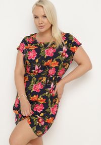 Born2be - Granatowo-Róźowa Wiskozowa Sukienka w Kwiaty z Materiałowym Paskiem w Talii Claristi. Okazja: na co dzień. Kolekcja: plus size. Kolor: niebieski. Materiał: wiskoza, materiał. Wzór: kwiaty. Sezon: lato. Typ sukienki: dla puszystych. Styl: elegancki, casual, klasyczny #2