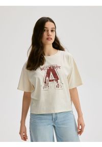 Reserved - T-shirt z kryształkami i nadrukiem - kremowy. Kolor: kremowy. Materiał: bawełna. Długość: krótkie. Wzór: nadruk