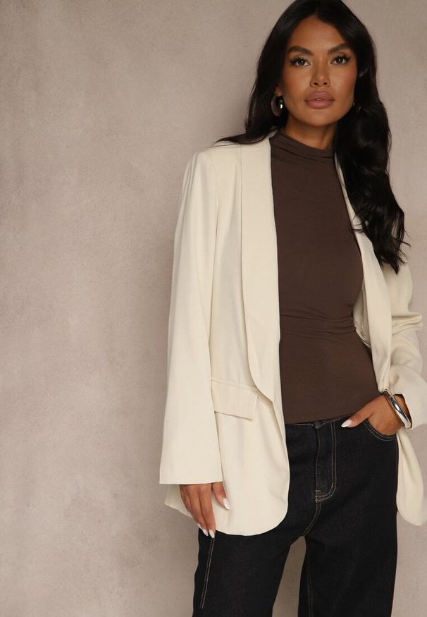 Renee - Beżowa Pudełkowa Marynarka Ozdobiona Klapami Clatora. Okazja: na co dzień. Kolor: beżowy. Materiał: jeans. Wzór: aplikacja. Styl: casual