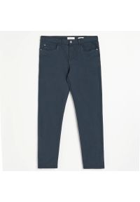 Reserved - Bawełniane spodnie regular fit - Granatowy. Kolor: niebieski. Materiał: bawełna #1
