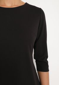 Born2be - Czarna Trapezowa Sukienka z Dłuższym Tyłem Gemirina. Okazja: na co dzień. Kolor: czarny. Typ sukienki: trapezowe. Styl: casual #5