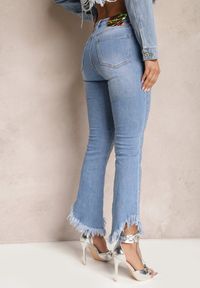 Renee - Jasnoniebieskie Jeansy o Fasonie Dzwonów z Postrzępioną Krawędzią Evetia. Okazja: na co dzień. Kolor: niebieski. Sezon: jesień, wiosna. Styl: casual, elegancki #5