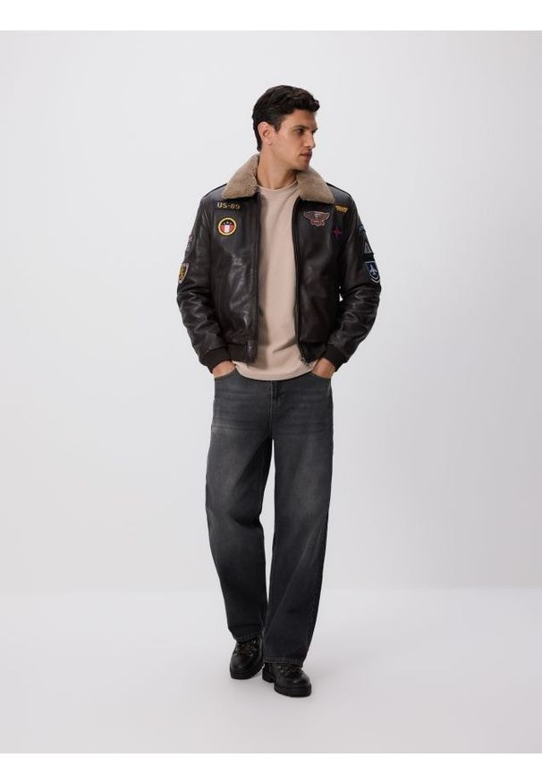 Reserved - Jeansy loose z efektem sprania - szary. Kolor: szary