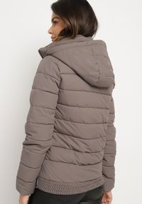 Born2be - Ciemnobeżowa Pikowana Kurtka ze Ściągaczem w Pasie i Odpinanym Kapturem Valentissa. Okazja: na co dzień. Kolor: beżowy. Materiał: jeans. Styl: klasyczny, casual