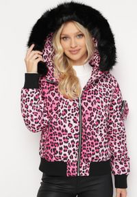 Born2be - Różowa Kurtka Pikowana w Panterkę z Saszetką Adove. Kolor: różowy. Materiał: futro. Wzór: motyw zwierzęcy. Styl: elegancki #3