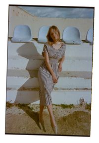 MOODO - Sukienka z wiskozy w paski granatowa. Kolor: niebieski. Materiał: wiskoza. Wzór: paski #1