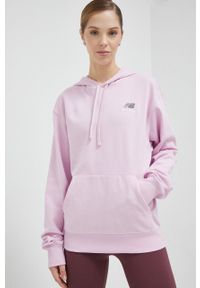 New Balance bluza damska kolor fioletowy z kapturem z aplikacją. Typ kołnierza: kaptur. Kolor: fioletowy. Materiał: materiał. Wzór: aplikacja #2