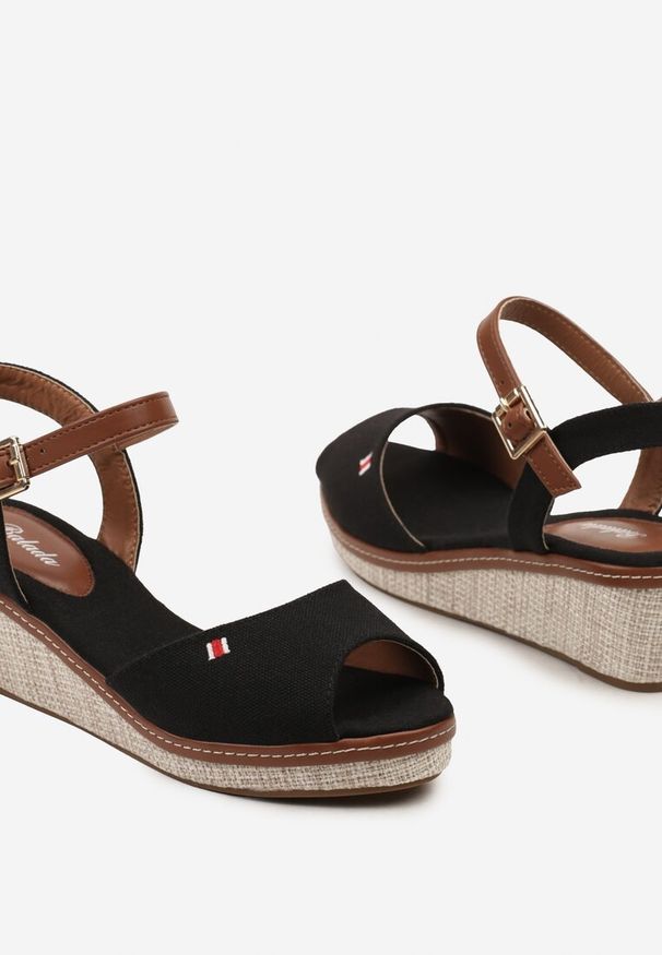 Born2be - Czarne Klasyczne Sandały Espadryle na Koturnie Zapinane na Sprzączkę Solin. Zapięcie: sprzączka. Kolor: czarny. Sezon: lato. Obcas: na koturnie. Styl: klasyczny